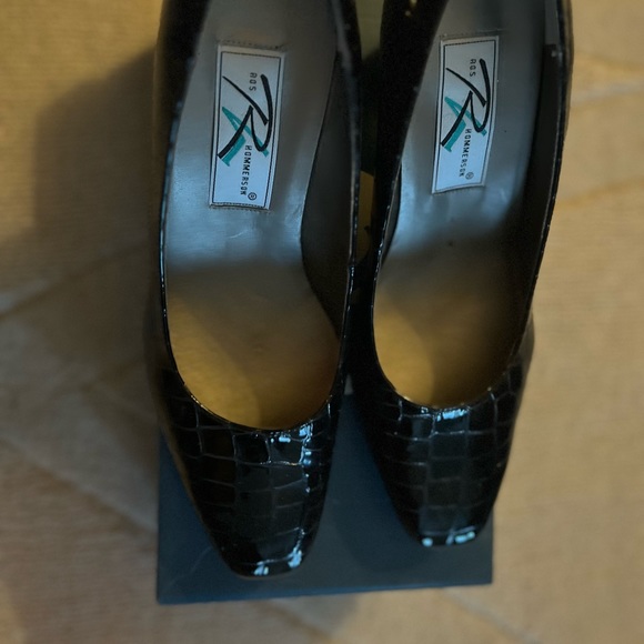 Black Snake print Heels - Picture 2 of 2